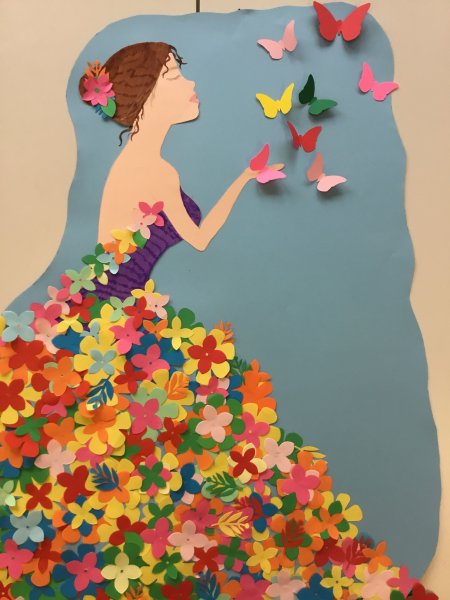 Девушка в платье из цветов