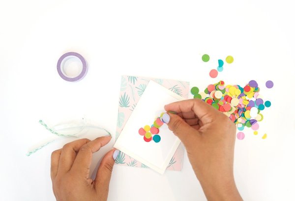 Бумажные открытки с конфетти