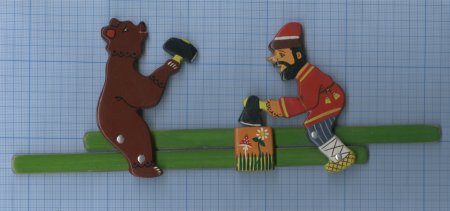 Игрушка медведь и мужик стучат молотком