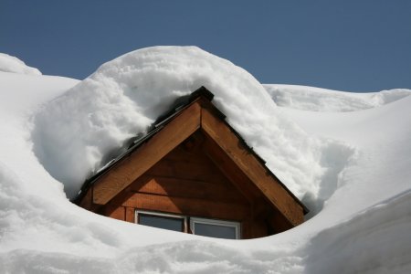 Снег на крыше дома