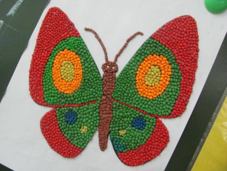 Узор из пластилиновых шариков в крышке бабочки