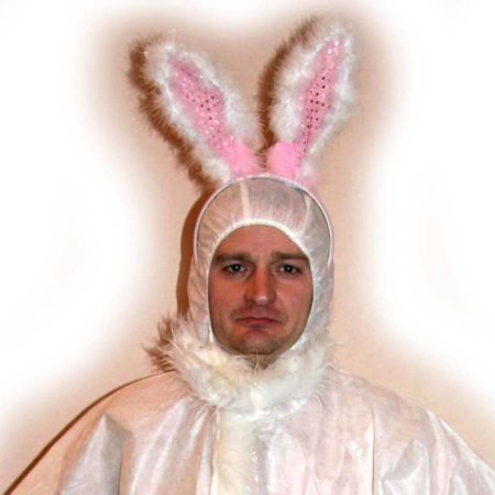 Человек в костюме зайца