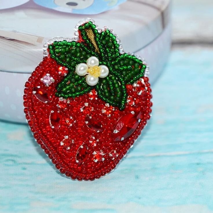 Брошь клубника из бисера