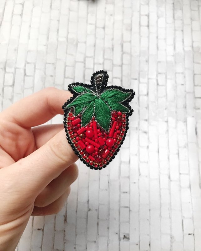 Брошь клубника из бисера
